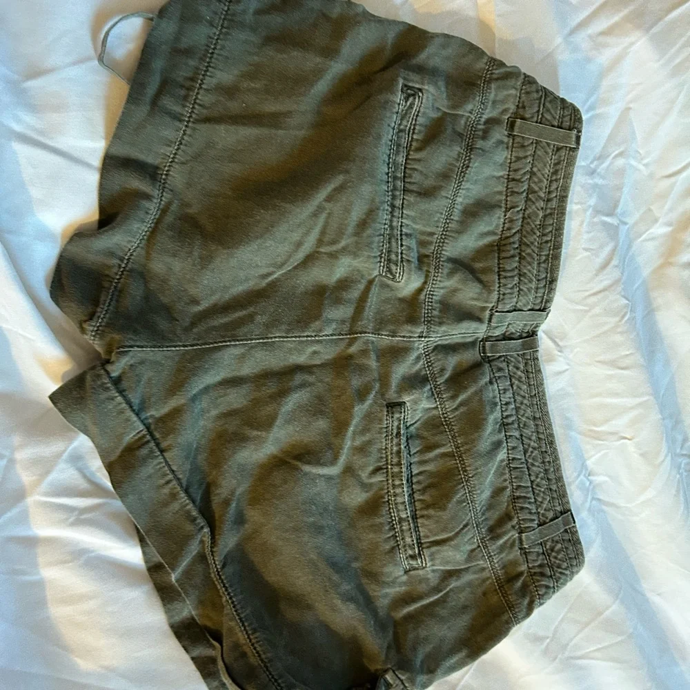 Free People Green Cargo Shorts Relaxed Fit - Picture 2 of 3